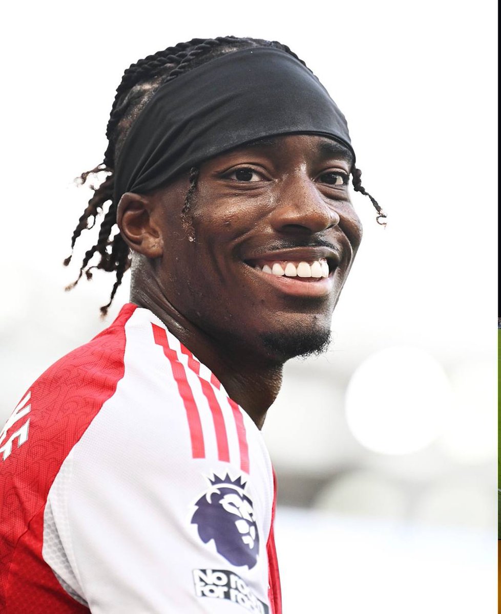 MatchDCentral's tweet photo. 🚨Noni Madueke won the CWC with Chelsea and immediately joined Arsenal. 

He is now on the verge of winning the Premier League for the first time in his career, with Arsenal competing strongly on multiple fronts this season.

Arsenal are currently fighting for trophies in:
• Premier League 🏆
• UEFA Champions League ⭐
• FA Cup 🏆
• EFL Cup 🏆

A huge opportunity ahead for Madueke in North London. 🔴⚪