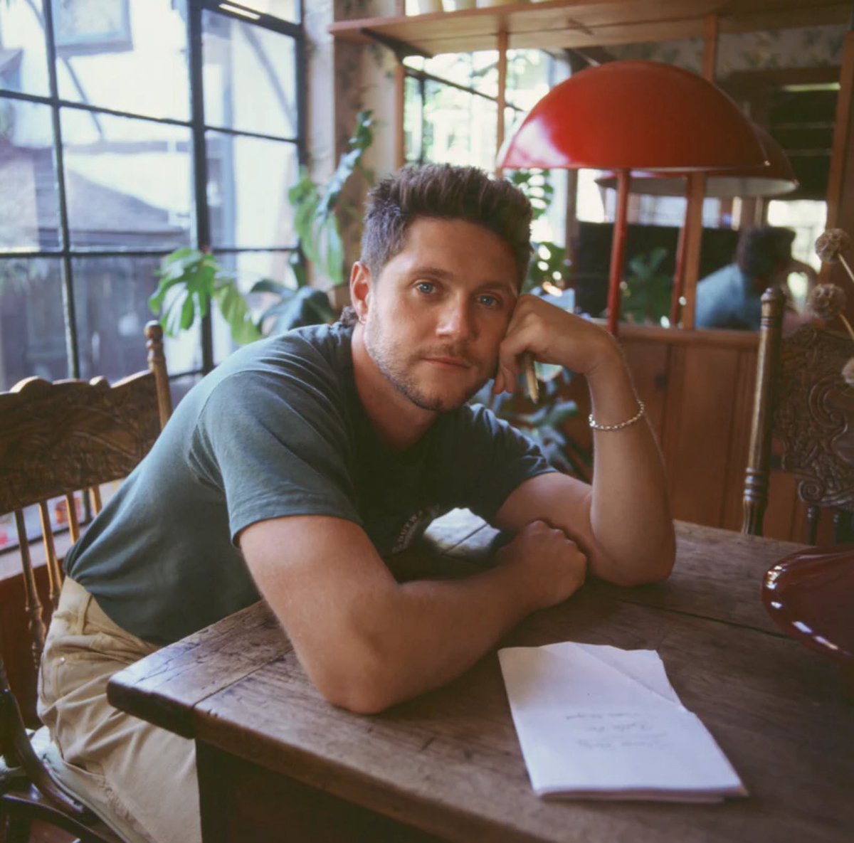 aureliacollins_'s tweet photo. CAN WE STOP SLEEPING ON THIS PIC OF NIALL?????? 

EYES. HAIR. NOSE. ARMS. LIL CURLS. BRACELET. HIM. https://t.co/D1nqVPJOJ3