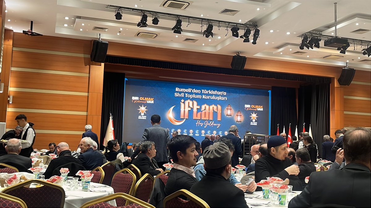 İstanbul AK Parti Teşkilatı tarafından düzenlenen iftar programında, sayın milletvekillerimiz ve sivil toplum kuruluşlarının temsilcileriyle bir araya gelme fırsatı bulduk.

Kamuda Çalışan Üniversiteli İşçiler Derneği İstanbul temsilcileri olarak, AK Parti Genel Başkan Yardımcısı