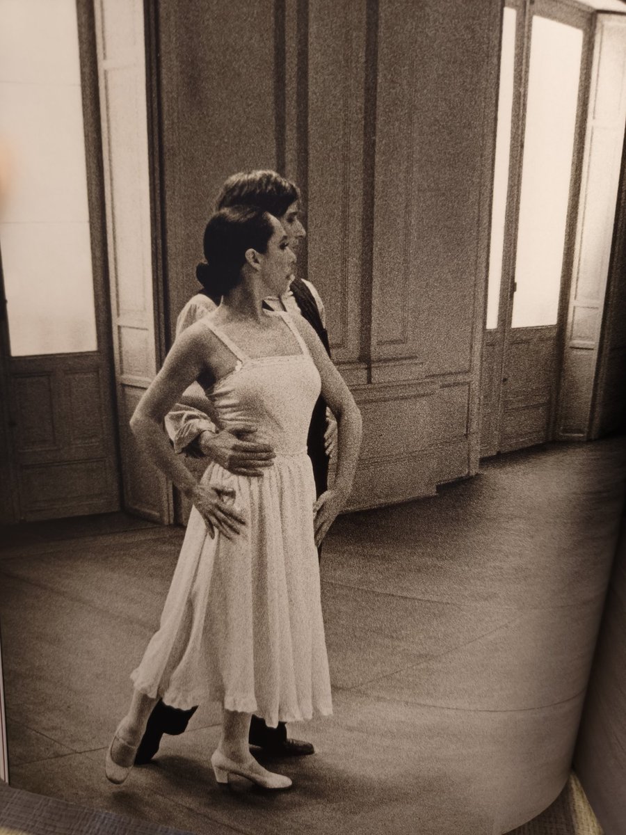 desireejd's tweet photo. ¿En qué momento he conseguido esta joya? 

Desde ayer pegada a este libro😍💃🏼

#CarlosSaura #Flamenco #DanzaEspañola https://t.co/g2DeHofvqg