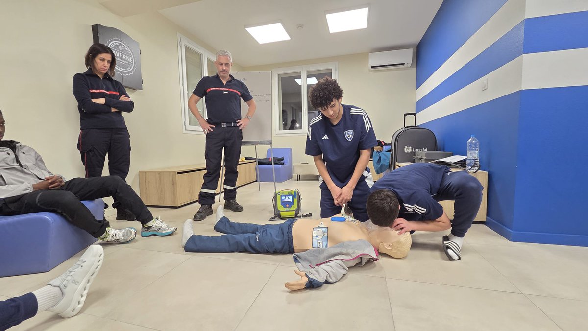 Intervention des pompiers ce mercredi auprès de nos U19 pour une sensibilisation aux gestes de premier secours. 🚒⚽️

Un moment d’échange important pour apprendre les bons réflexes face aux situations d’urgence. 🔵⚪️