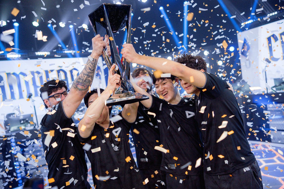OFICIAL. 🚨 

O primeiro adversário da 🇧🇷 LOUD não será nenhum time da 🇰🇷 LCK ou 🇨🇳 LPL na primeira partida do 🇧🇷 First Stand. 

Pelas regras do sorteio, a equipe brasileira só poderá enfrentar times que estão no pote 2. 

— 🇻🇳 Team Secret Whales
— 🇩🇪 G2
— 🇲🇽 LYON