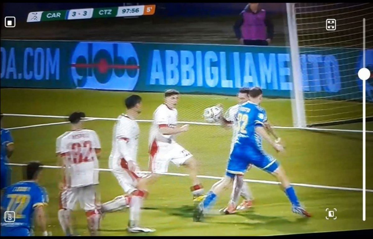 juventinodal98's tweet photo. Dalle immagini, sembra inoltre esserci un tocco anche in questo frangente. https://t.co/6rPaanj2wd