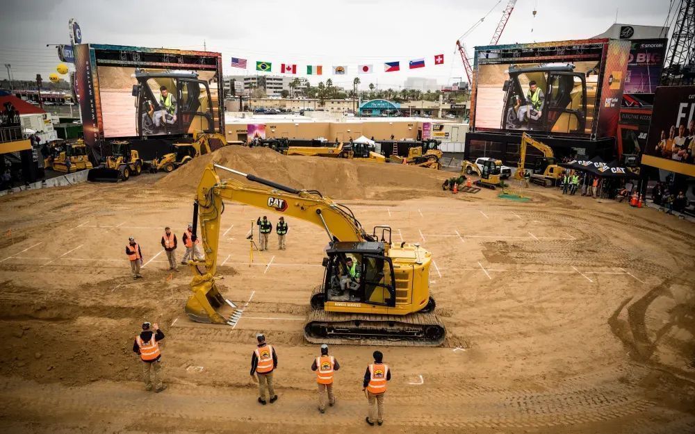 FoleyEngines's tweet photo. SPOTLIGHT DEMO: Thursday | Noon | #CONEXPO | Operator Stadium (Festival Grounds F29029)
See Cat Productivity Solutions in action: #AIAssistant #Grade #Payload #eFence @conexpoconagg https://t.co/z3Cs5YmvfU