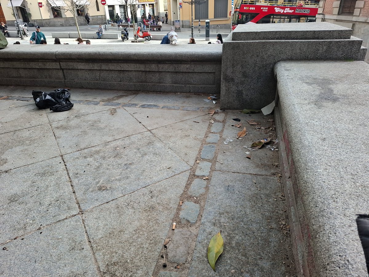 Favouritethin's tweet photo. @Lineamadrid plaza de los carros en distrito centro, solicito limpieza, está llena de cacas de perro y basura siendo una plaza escolar. Necesita repaso todos los lunes, siempre https://t.co/b3shjKjWx1