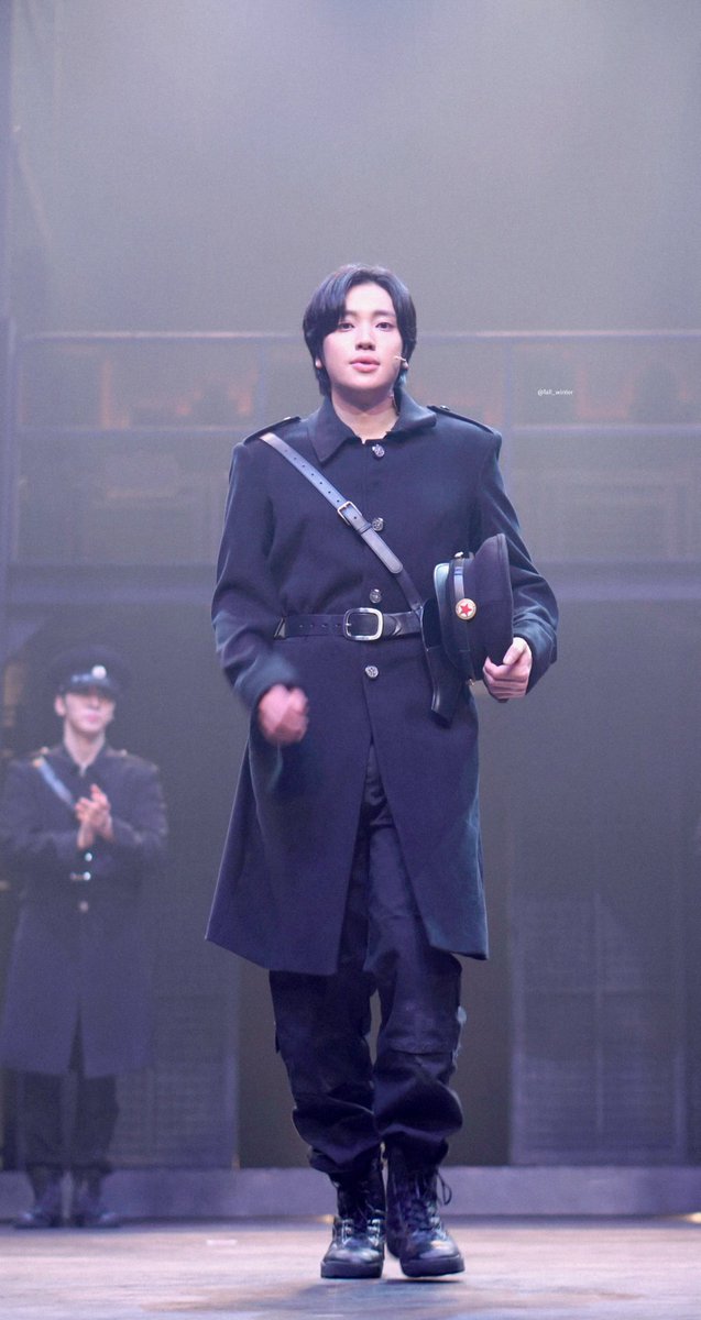 260305 뮤지컬 은밀하게 위대하게 커튼콜

제복입은 망둥이🥰

#니엘 #NIEL