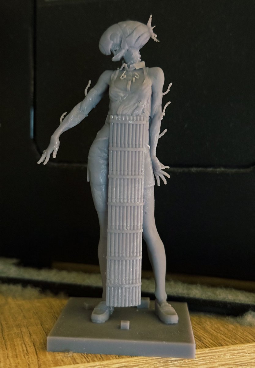 作りかけだったレゼも試しに出力してみました。小さすぎていっぱい折れたけど.....
(後ろのホコリは見ないでください...)