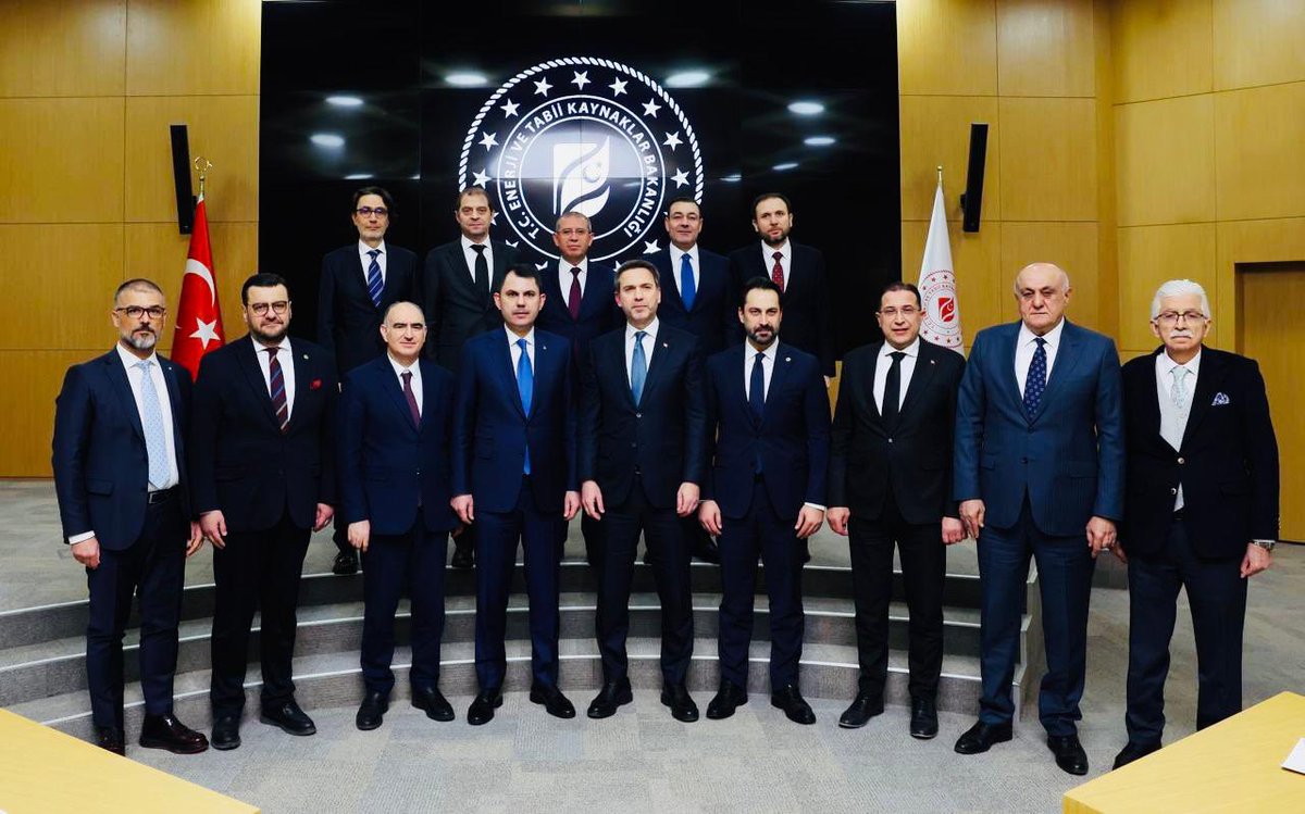 MucahitArinc's tweet photo. Soma için Ankara’da önemli bir toplantı gerçekleştirdik.

Çevre, Şehircilik ve İklim Değişikliği Bakanımız Sayın Murat Kurum ve Enerji ve Tabii Kaynaklar Bakanımız Sayın Alparslan Bayraktar başkanlığında; Manisa Milletvekilimiz Tamer Akkal, Manisa Valimiz Sayın Vahdettin Özkan, İl Başkanımız Sayın Süleyman Turgut ve işletmeci firma temsilcilerinin katılımıyla Soma Termik Santrali’ne ilişkin kapsamlı bir değerlendirme toplantısı yaptık.

Özellikle işçilerimizin ücretlerinde yaşanan sıkıntıların çözümü için Bakanlığımız önemli bir inisiyatif aldı. Santralin teşvik paketlerinden yararlanması sağlanarak önümüzdeki birkaç ay için işçi ücretlerinin ödenmesi konusunda gerekli destek sağlanacak.

Toplantıda mevcut işletme modelinin sürdürülebilir olmadığı da açık şekilde değerlendirildi. Bu nedenle Soma Termik Santrali’nin uzun vadede güçlü ve sürdürülebilir bir yapıyla faaliyetlerini sürdürebilmesi için yeni bir işletme modeli üzerinde alternatif çalışmalar hazırlanıyor. Bakanlığımızın koordinasyonunda yürütülen bu çalışmalar kapsamında, santralin yaşatılması ve üretimin devam etmesi için birden fazla alternatif yol haritası oluşturuluyor.

İnşallah önümüzdeki günlerde bu alternatiflerden biri hayata geçirilecek ve Soma’daki üretimin devam etmesi için gerekli adımlar atılacaktır.

Soma kaderine terk edilmeyecek.
Biz varsak umut var, biz varsak gelecek var.

Soma ve Manisa için gösterdikleri güçlü destek ve hassasiyetleri dolayısıyla Çevre, Şehircilik ve İklim Değişikliği Bakanımız Sayın Murat Kurum ile Enerji ve Tabii Kaynaklar Bakanımız Sayın Alparslan Bayraktar’a teşekkür ediyorum. Soma ve Manisa, bakanlarımızın bu çabasını unutmayacaktır.

Bizim tarafımız nettir: Manisa’mızın, Soma’mızın ve emekçi kardeşlerimizin yanındayız. Soma’nın emeğini, alın terini ve geleceğini korumak için çalışmaya devam edeceğiz.