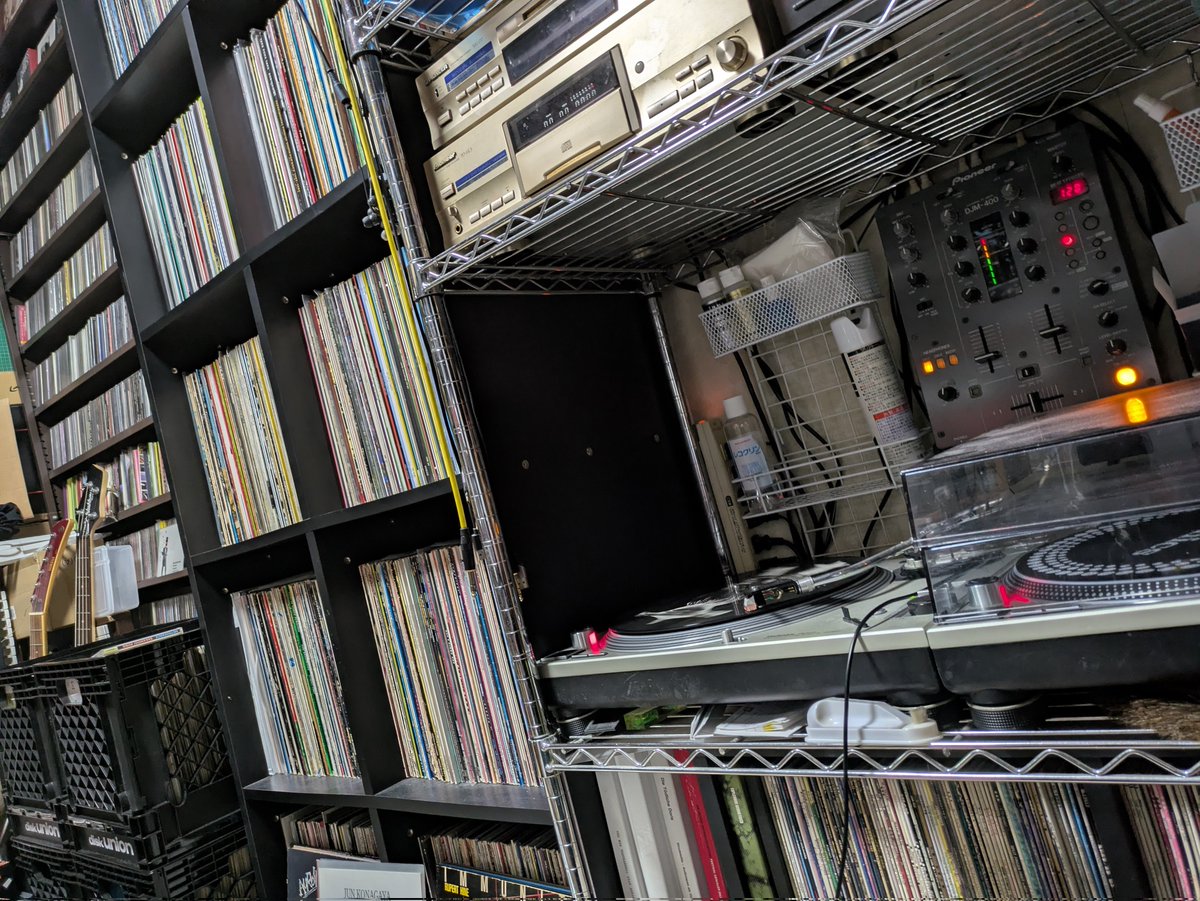 naoto_ogawa's tweet photo. ただ50歳を越えて、物で溢れかえった自室を見て完璧な絶望しか無いのも事実。物が持つパワーが強すぎて生活を侵食する。完全に終わり。ただ、自身の生活終わらせるぐらいの気合いで物に執着しないと満足はできない。すなわち、満足＝生活の死だ。生活を犠牲にして得られる快楽を選んできたのだ。 https://t.co/MXsb0CmHDa