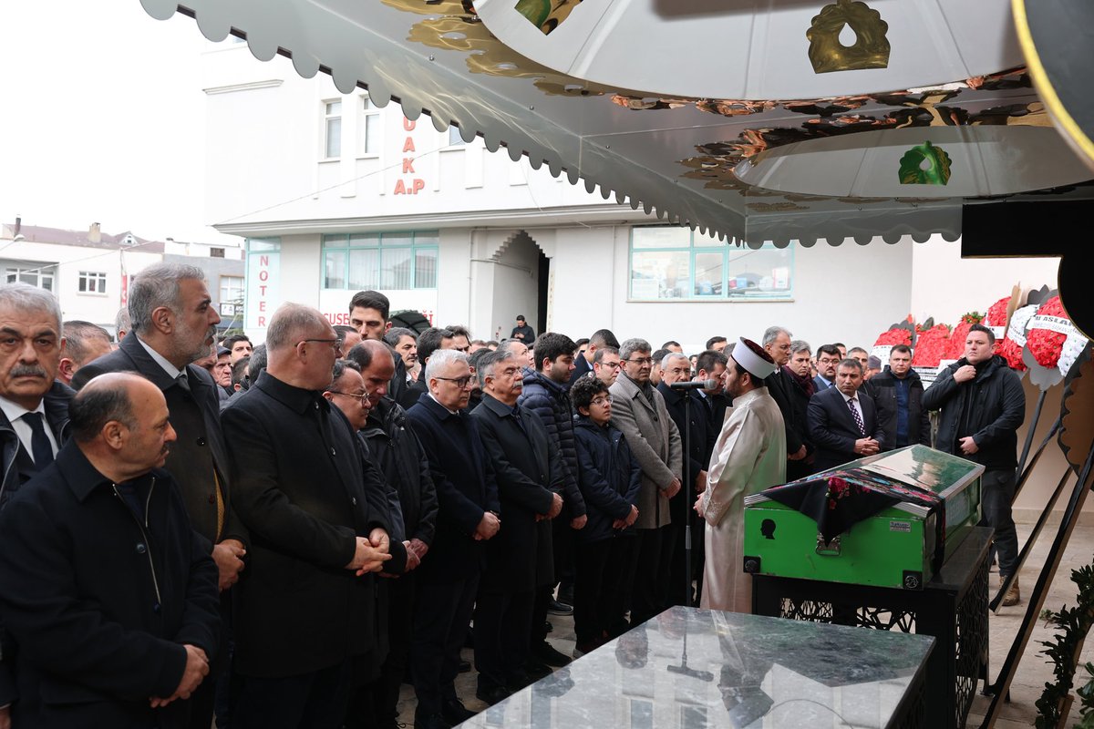 sivasvaliligi's tweet photo. Valimiz Sn. Yılmaz Şimşek, Hâkimler ve Savcılar Kurulu (HSK) Başkan Vekili Sn. Fuzuli Aydoğdu'nun vefat eden muhterem eşi Çiğdem Aydoğdu Hanımefendinin Suşehri Balhatun Camisinden düzenlenen cenaze namazına katıldı.

Merhume Aydoğdu'ya Allah'ran rahmet dileyen Valimiz Şimşek, yakınlarına ise baş sağlığı dileğinde bulundu.