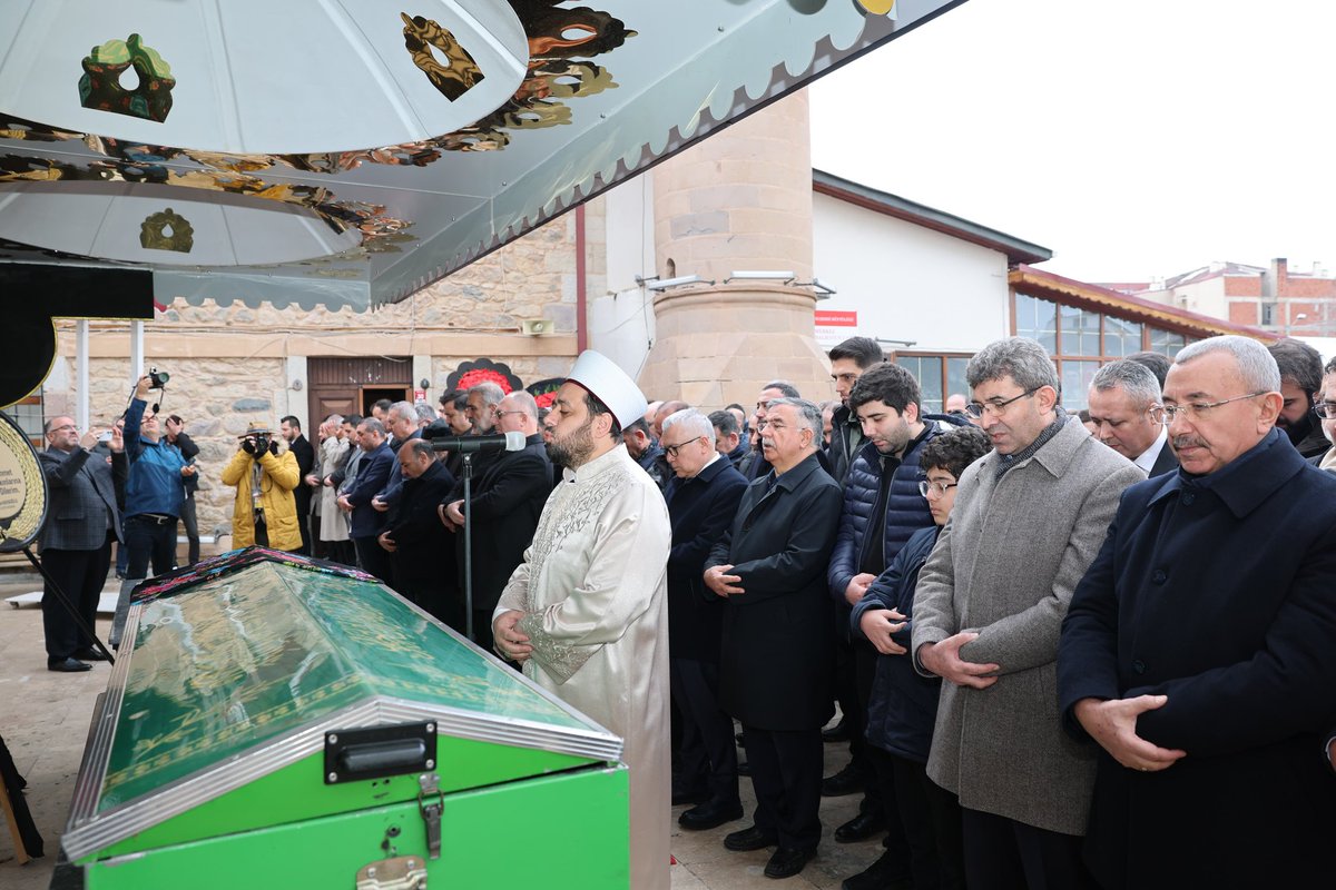 sivasvaliligi's tweet photo. Valimiz Sn. Yılmaz Şimşek, Hâkimler ve Savcılar Kurulu (HSK) Başkan Vekili Sn. Fuzuli Aydoğdu'nun vefat eden muhterem eşi Çiğdem Aydoğdu Hanımefendinin Suşehri Balhatun Camisinden düzenlenen cenaze namazına katıldı.

Merhume Aydoğdu'ya Allah'ran rahmet dileyen Valimiz Şimşek, yakınlarına ise baş sağlığı dileğinde bulundu.