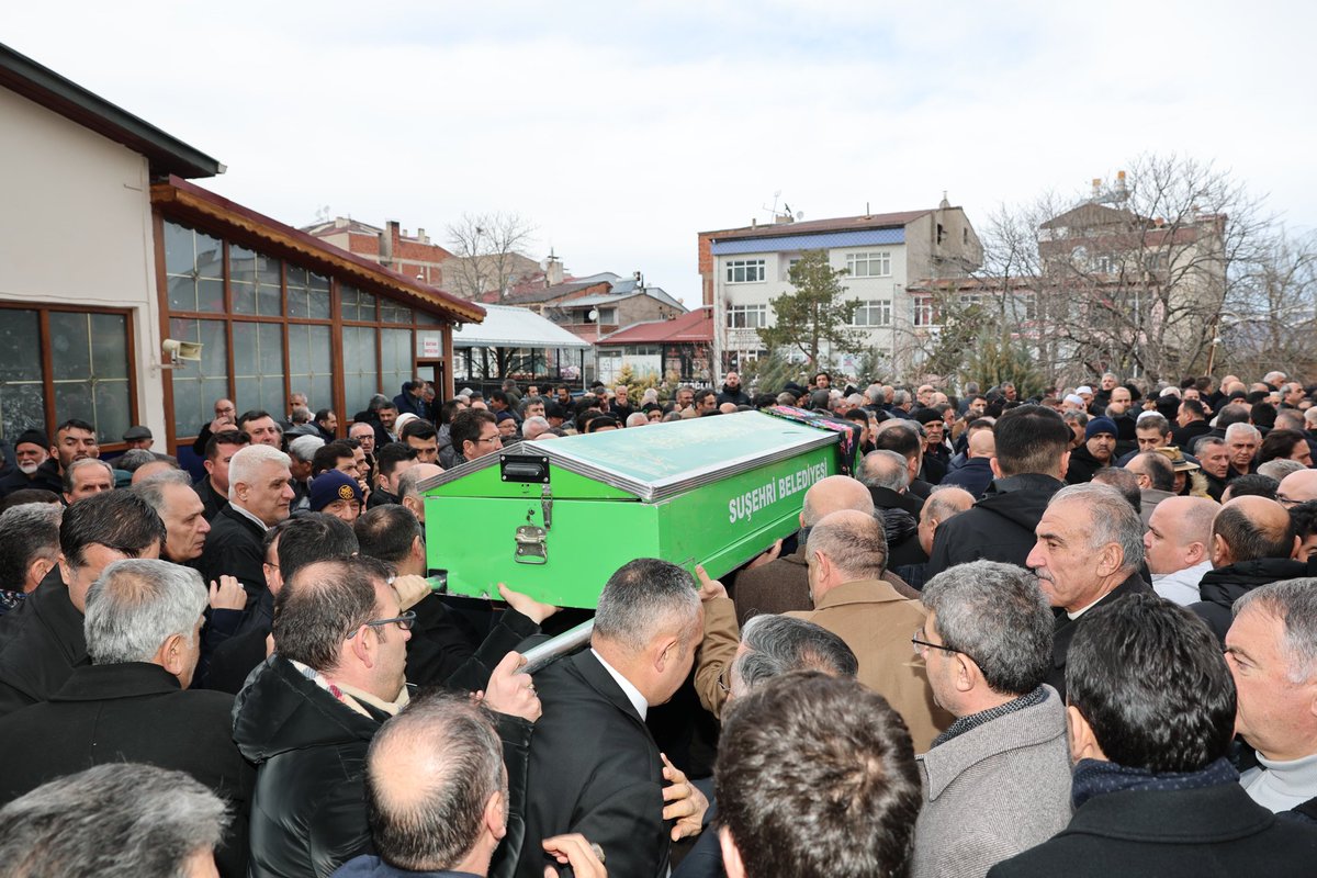 sivasvaliligi's tweet photo. Valimiz Sn. Yılmaz Şimşek, Hâkimler ve Savcılar Kurulu (HSK) Başkan Vekili Sn. Fuzuli Aydoğdu'nun vefat eden muhterem eşi Çiğdem Aydoğdu Hanımefendinin Suşehri Balhatun Camisinden düzenlenen cenaze namazına katıldı.

Merhume Aydoğdu'ya Allah'ran rahmet dileyen Valimiz Şimşek, yakınlarına ise baş sağlığı dileğinde bulundu.