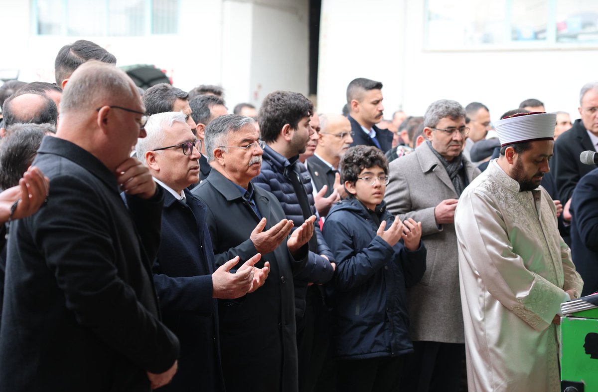 sivasvaliligi's tweet photo. Valimiz Sn. Yılmaz Şimşek, Hâkimler ve Savcılar Kurulu (HSK) Başkan Vekili Sn. Fuzuli Aydoğdu'nun vefat eden muhterem eşi Çiğdem Aydoğdu Hanımefendinin Suşehri Balhatun Camisinden düzenlenen cenaze namazına katıldı.

Merhume Aydoğdu'ya Allah'ran rahmet dileyen Valimiz Şimşek, yakınlarına ise baş sağlığı dileğinde bulundu.