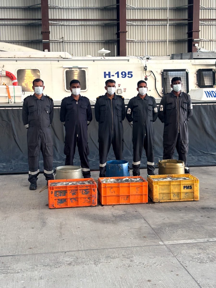 Def_PRO_Chennai's tweet image. Acting swiftly on #INT input @IndiaCoastGuard Stn #Mandapam carried out successful anti-smuggling ops near Vedalai:03 Mar 26 #AirCushionVessel of the Station seized abt 280Kg #SeaCucumber &amp;amp; handed over to #Forest Dept on 04 Mar for legal formalities

#WeProtect
#MarineEnvironment