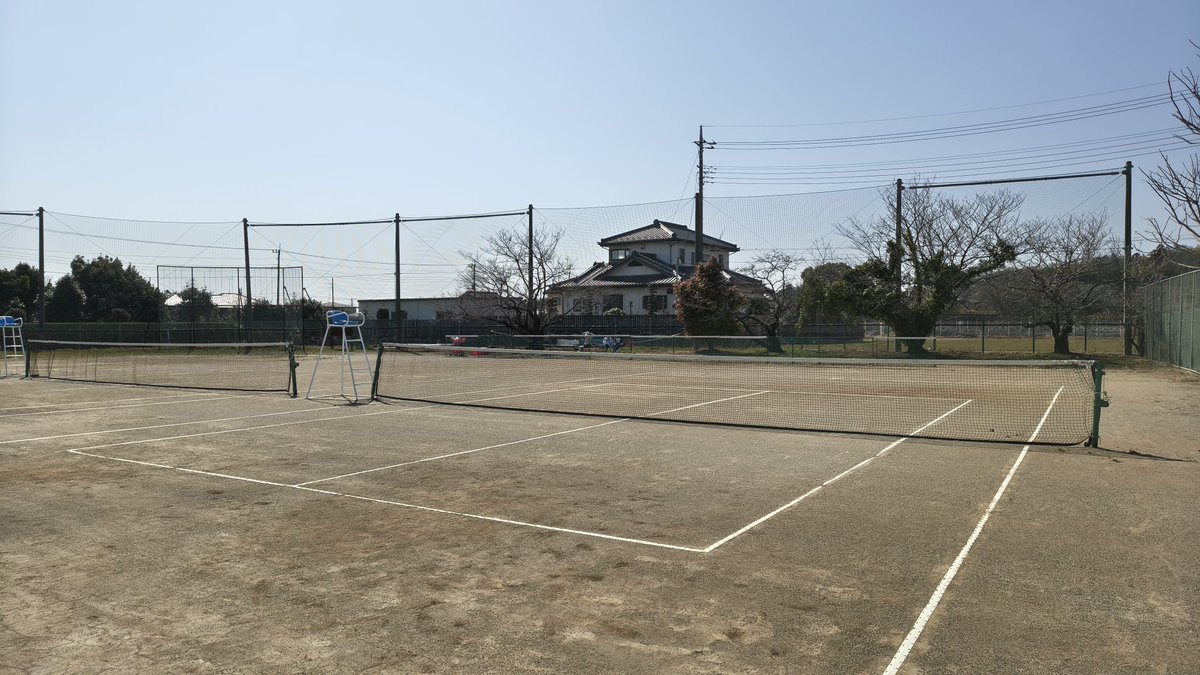 yoshimi_stc's tweet photo. #ソフトテニス
#中学生
#比企吉見STC
この間の週末の練習。久し振りの雨の後の為まずはコート整備。練習を開始したものの、強風と花粉により、生徒みんな酷い花粉症の症状を発症😭午後は更に風が強まり、ボールを当てるので精一杯😅 https://t.co/WdZD27f8Co