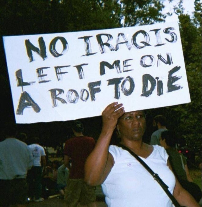 🇺🇸🇮🇶 Woman at an anti-war rally in Washington, D.C., September 2005.

📷 This photo was taken a month after the devastating Hurricane Katrina. The whole world saw how black residents of Louisiana sat on the roofs of their homes, as the streets were flooded and the water level