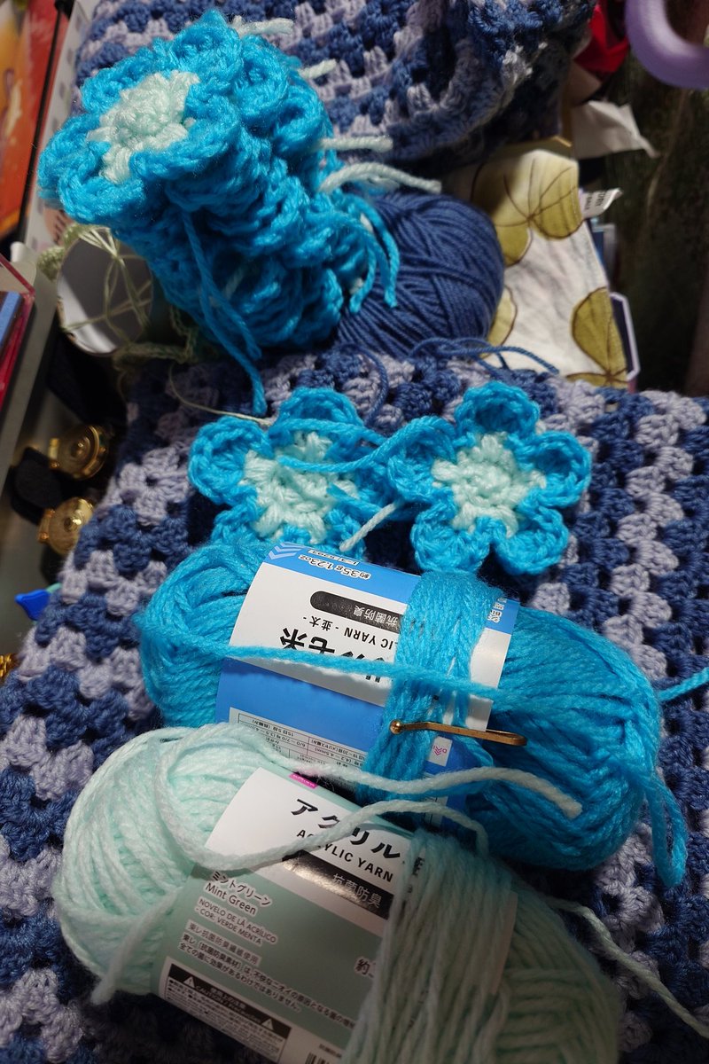 蒼月草の花冠を編もうと思い立ったが、良い色なくて妥協。12個で足りるかしら？？
緑っぽいけど、一先ず完成が目標！

まさか簡単に短時間であめてしまうとは思わず…緑買わなきゃ……