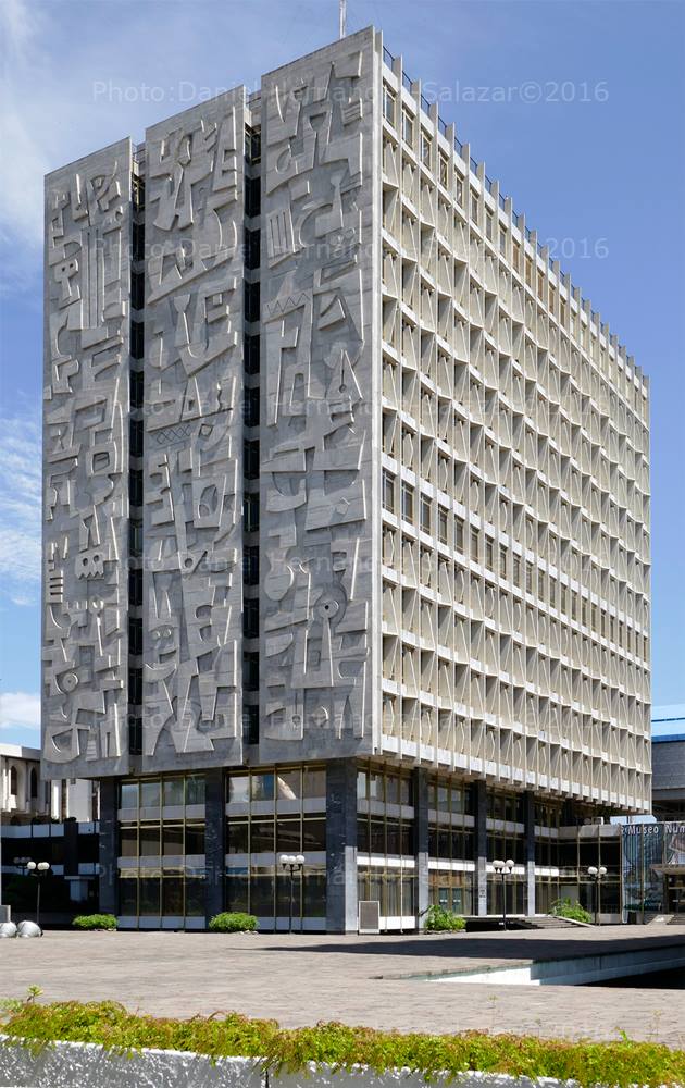 El edificio del Banco de Guatemala estaba planificado construirse en la 9ª avenida entre 10ª y 11 calle zona 1 ¿qué pasó? Cuando empezó las excavaciones se encontraron con un terreno arenoso inestable para construir un edificio. En la actualidad hay un parqueo público #Guatemala