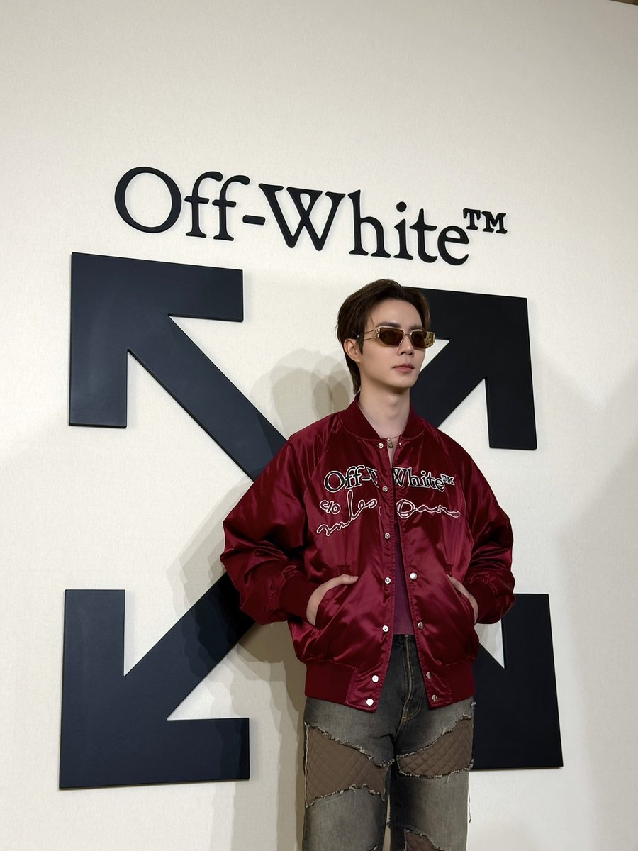 zee_pruk's tweet photo. Confidence is the real outfit. @OffWht 😎

#OffWhite
#OffWhiteFW26
#PFW26 #PFW https://t.co/OlFnYubxlB