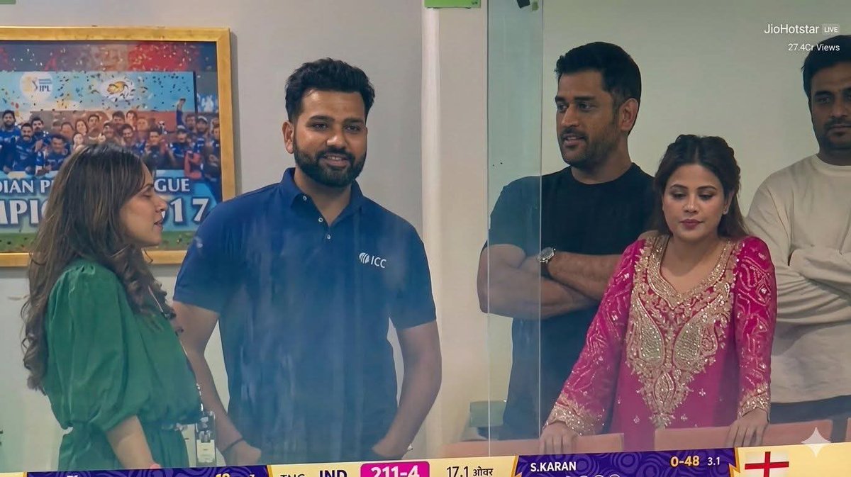ImArti45's tweet image. Picture of the day ! 📌

Even Dhoni can't stop staring at Rohit Sharma 

I think MS fell in love with Ro. The way he's looking at Rohit😍
✅🔥🥵

#RohitSharma
#Dhoni #INDvsPAK