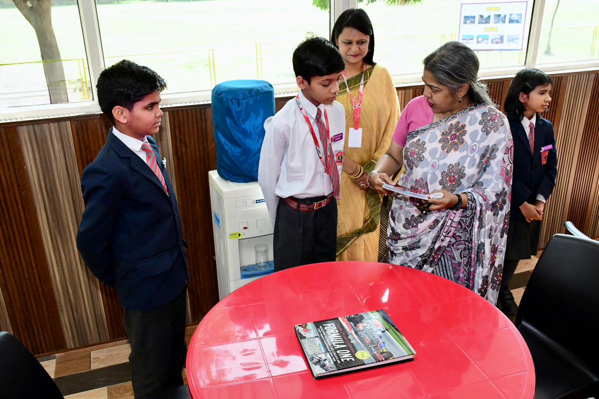 ProDefLko's tweet photo. Mrs Rajitha Hariharan, #ZonalPresident AWWA, #StrikeOne, explored the upgraded facilities and interacted with students, inspiring them to read and motivating them to strive for academic excellence.

#StrikeOne #YouthEmpowerment 

(2/2) https://t.co/vqh0g0Kgoa