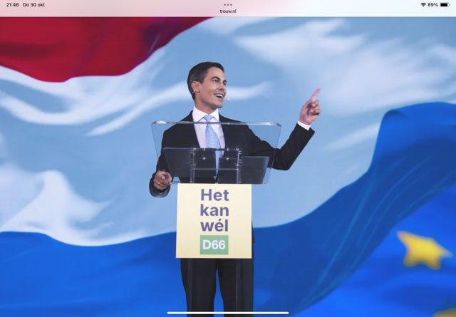 harmbeertema's tweet photo. Maar hij is tot @MinPres gekozen ondermeer op basis van deze wanstaltig grote rood-wit-blauwe vlag. 
En iedereen maar roepen dat hij zo’n fantastische campagne voerde. Waarom noemen al die campagnestrategen en al die politieke duiders het niet wat het was: een campagne van leugens en bedrog. Leugens die met optimisme werden gebracht, bedrog met een positieve vibe. Maar het blijven leugens en bedrog.