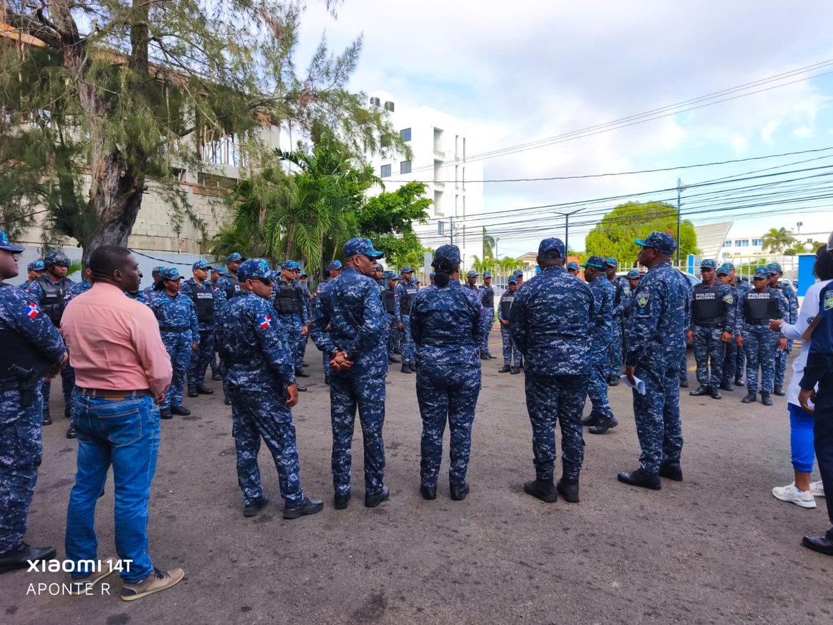 SurestePN's tweet photo. Buenos días!!!  Nuestros agentes antes de salir a las calles a cumplir con la misión de proteger y servir al ciudadano, reciben la arenga y orientaciones del día, en esta ocasión por nuestro señor Director Regional Sureste, P.N., General Frank De Los Santos Encarnación.* https://t.co/6iypAkPDcW