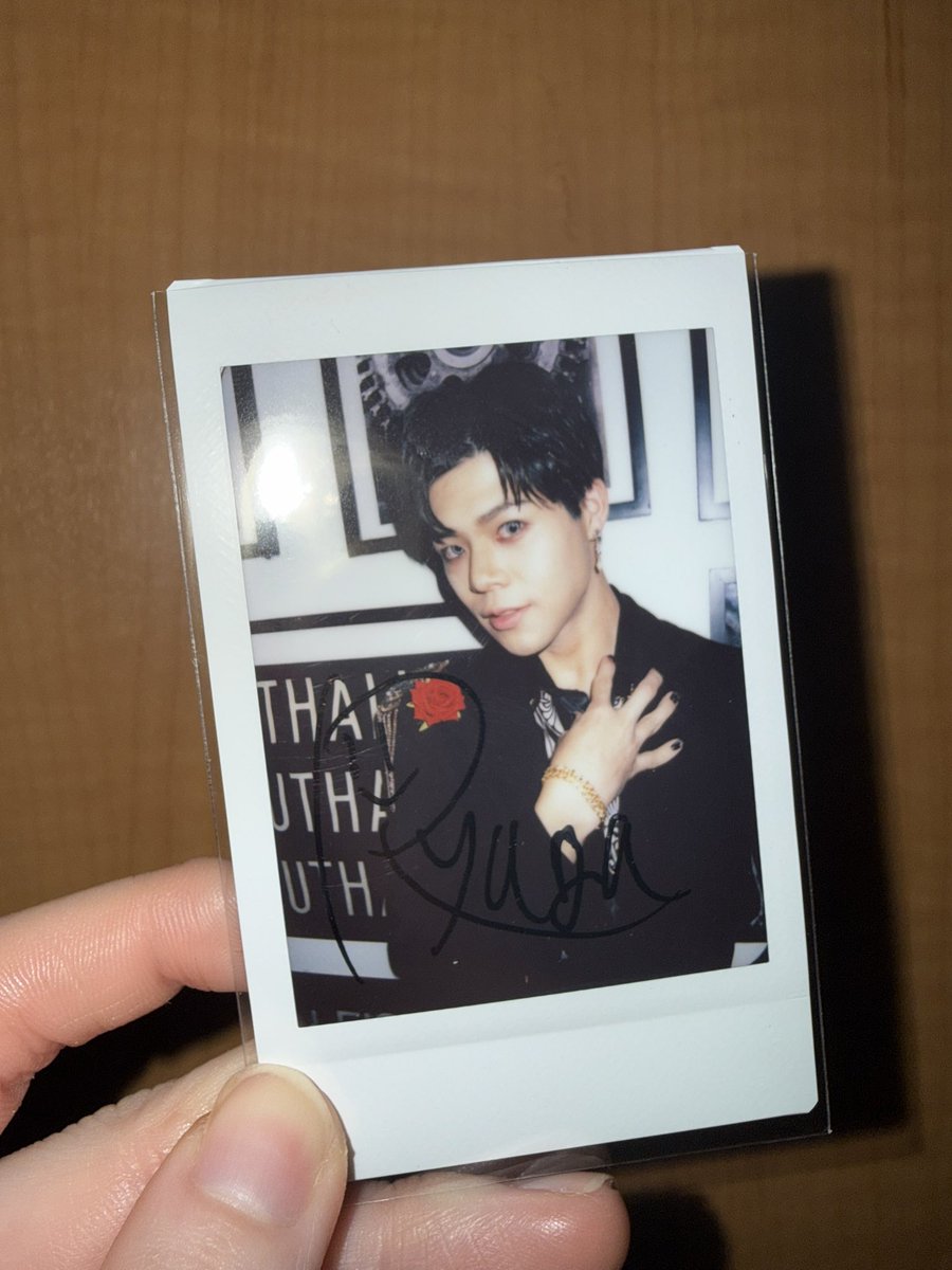 りゅうがく〜ん 「抱きしめてミアモーレ」のMVチェキ届いてた✌️ラス1