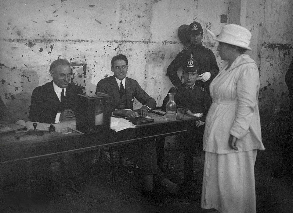 UCRNacional's tweet photo. Poco después, en el barrio de La Boca, Julieta caminó hasta la mesa electoral y depositó su voto.
Fue la primera mujer en votar en la Argentina y en toda Sudamérica. https://t.co/64JS9W3mne