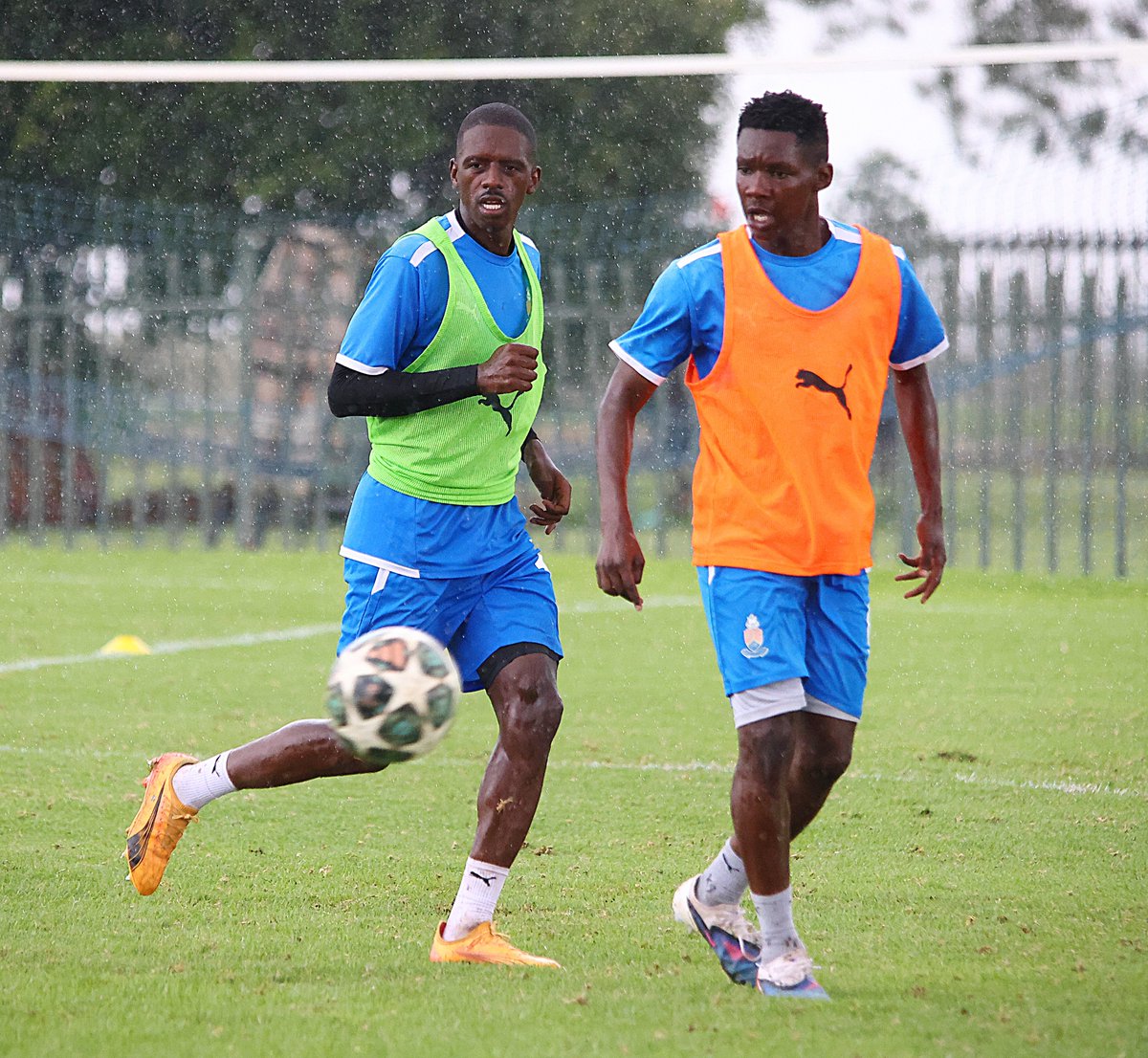 AmaTuks's tweet photo. Rain or shine the show must go on.
#insidetraining ⚽️ https://t.co/mLNpGf8659