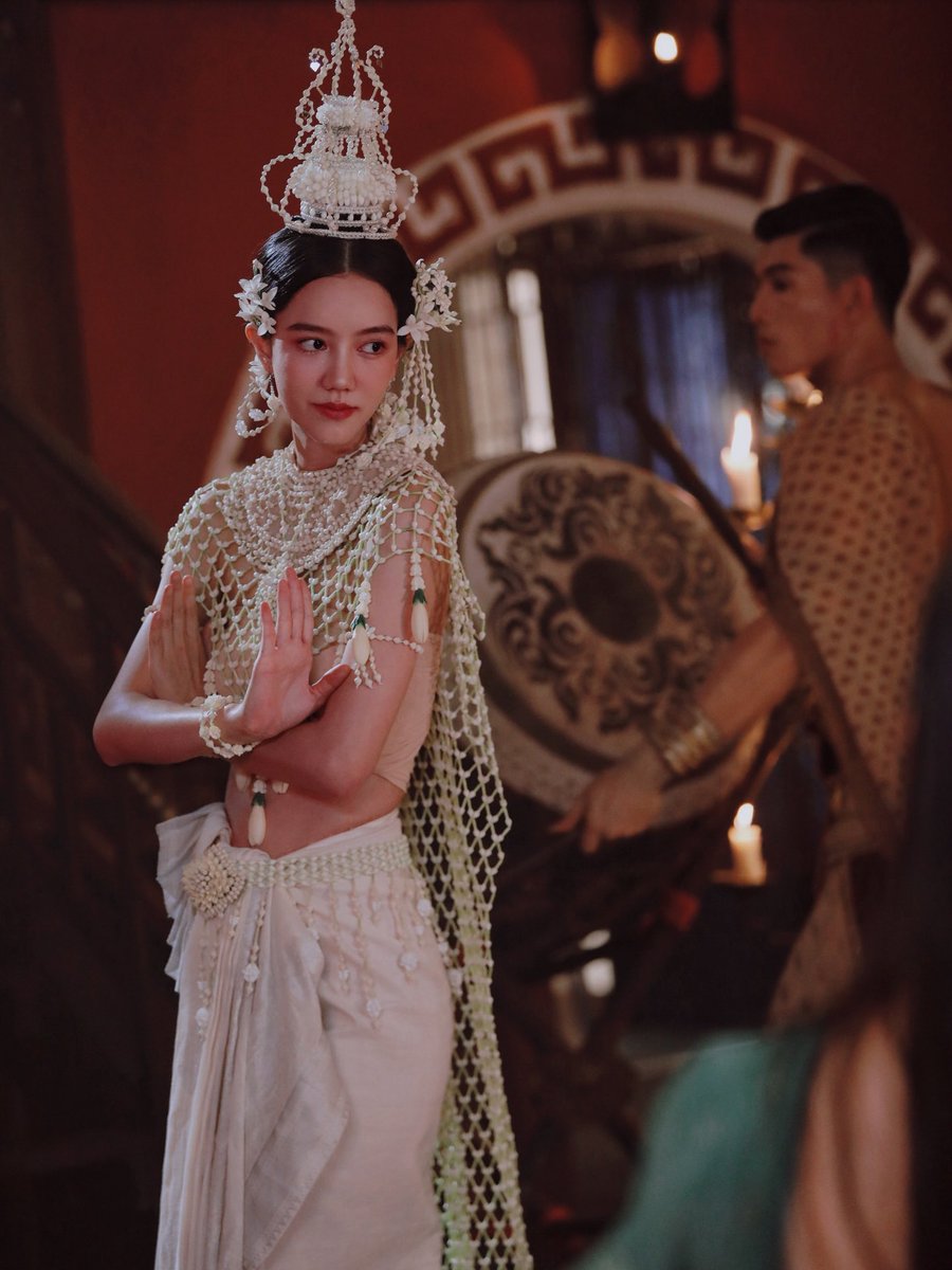 นี่มันนางฟ้านางสวรรค์ที่ไหนหนิ อ่อๆแม่มาลีคนงามนี่เอง งามนักเจ้าค่ะ👸🏼✨
#กลิ่นมาลีEP4
#แม่มาลีหอมชื่นใจ
#ริชชี่อรเณศ