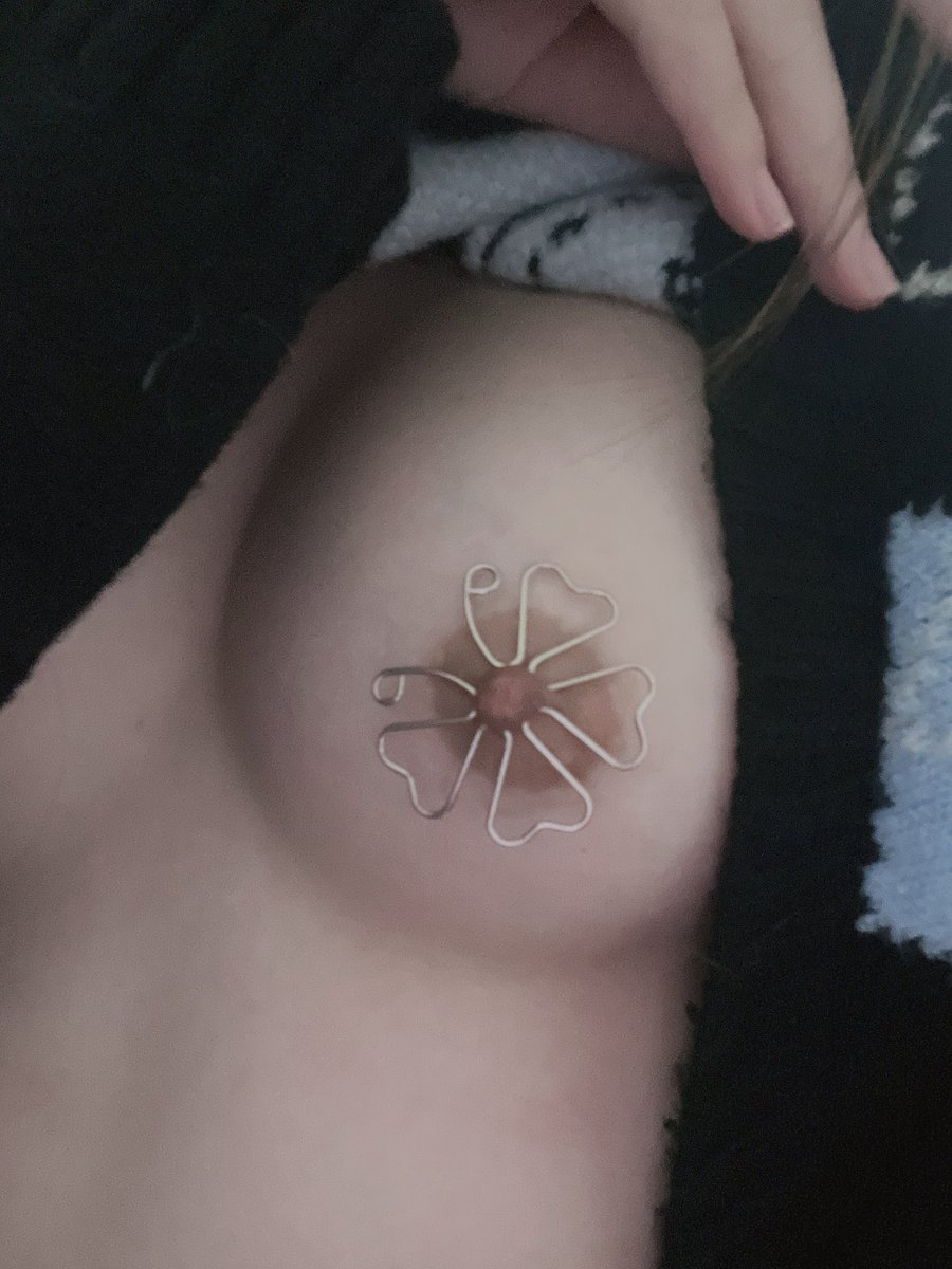 yimaco1995's tweet photo. 今天上班，衣服底下的小秘密🤫🦋
希望沒被人發現…🥵

我絕對不會說，我今天沒穿內衣🤭

#騷貨 #乳夾 #胸部 #小母狗日常 https://t.co/uS4aXosaCC