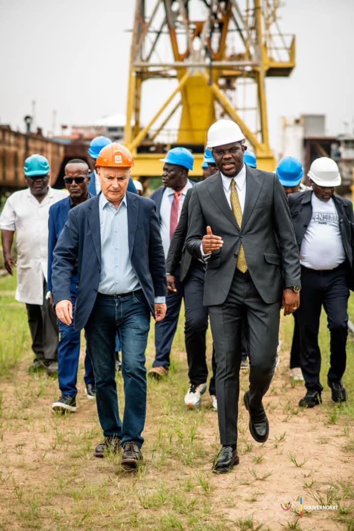 #RDC Le Gouverneur du Kongo central, Grâce Bilolo, vient de concrétiser sa promesse faite en avril 2025 : la commande de deux bacs neufs de 35 tonnes pour le territoire de Luozi.

Ces engins modernes seront fabriqués à Kinshasa par le Groupe CHANIC (expert du secteur) avant