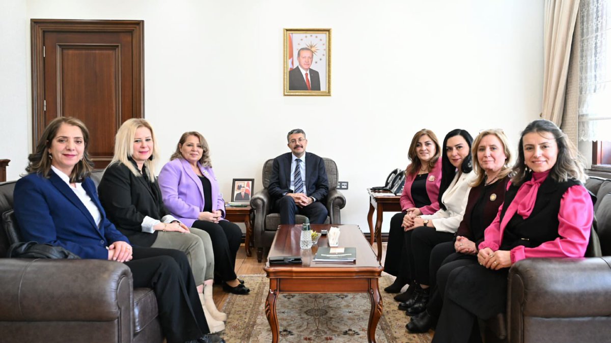 Sokağı en iyi bilen, kapıyı en çok çalan, derdi en yakından dinleyen demokrasimizin uç beyleri, kadın muhtarlarımızla bir araya geldik. 

Türkiye Kadın Muhtarları Derneği Başkanı Sayın Serpil Erenoğlu ve beraberindeki heyetle; kadın muhtarlarımızın çalışmalarını, tecrübelerini,