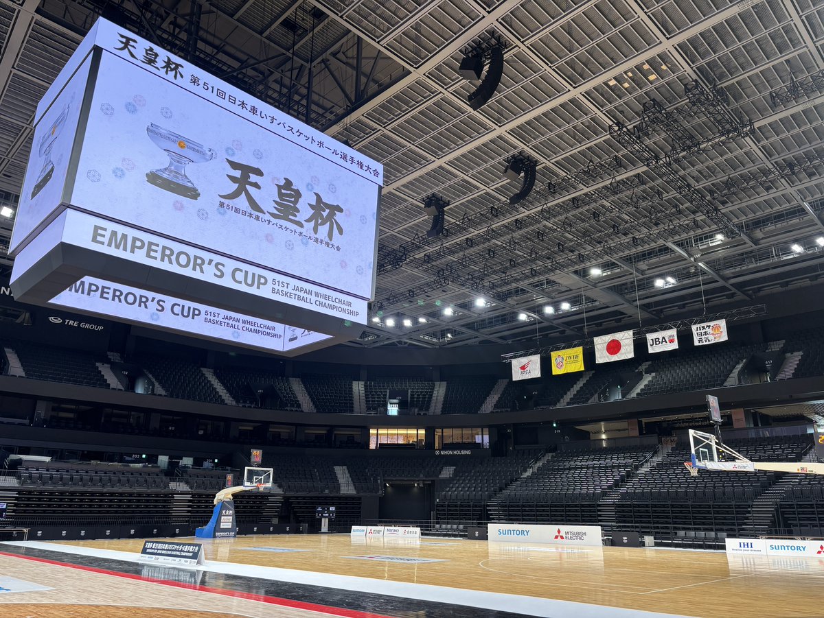 JWBF_OFFICIAL's tweet photo. ♿＊＊＊＊＊＊＊＊＊＊
天皇杯 第51回
日本車いすバスケットボール
選手権大会
＊＊＊＊＊＊＊＊＊＊🏀

あす3/6（金）のベンチ位置予定を
ご案内します。

推し選手や、推しクラブの応援はベンチ裏から！
という方も多いはず。

＜Aコート＞
黒と赤で囲われたコートで、
「天皇杯」のセンターサークルシートが
貼り付けてあります。

＜Bコート＞
木目のシンプルな床面で、
掲揚された国旗や主催者旗に
近い方のコートです。

#車いすバスケ　#天皇杯