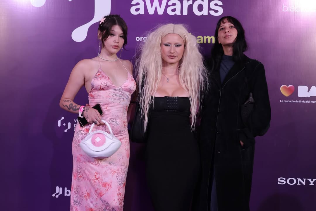 kittycharts_'s tweet photo. –HELLOLOLA junto a Faraonika en la Pink Carpet de los Video Prisma Awards🩷 https://t.co/zNFMQMHbaM