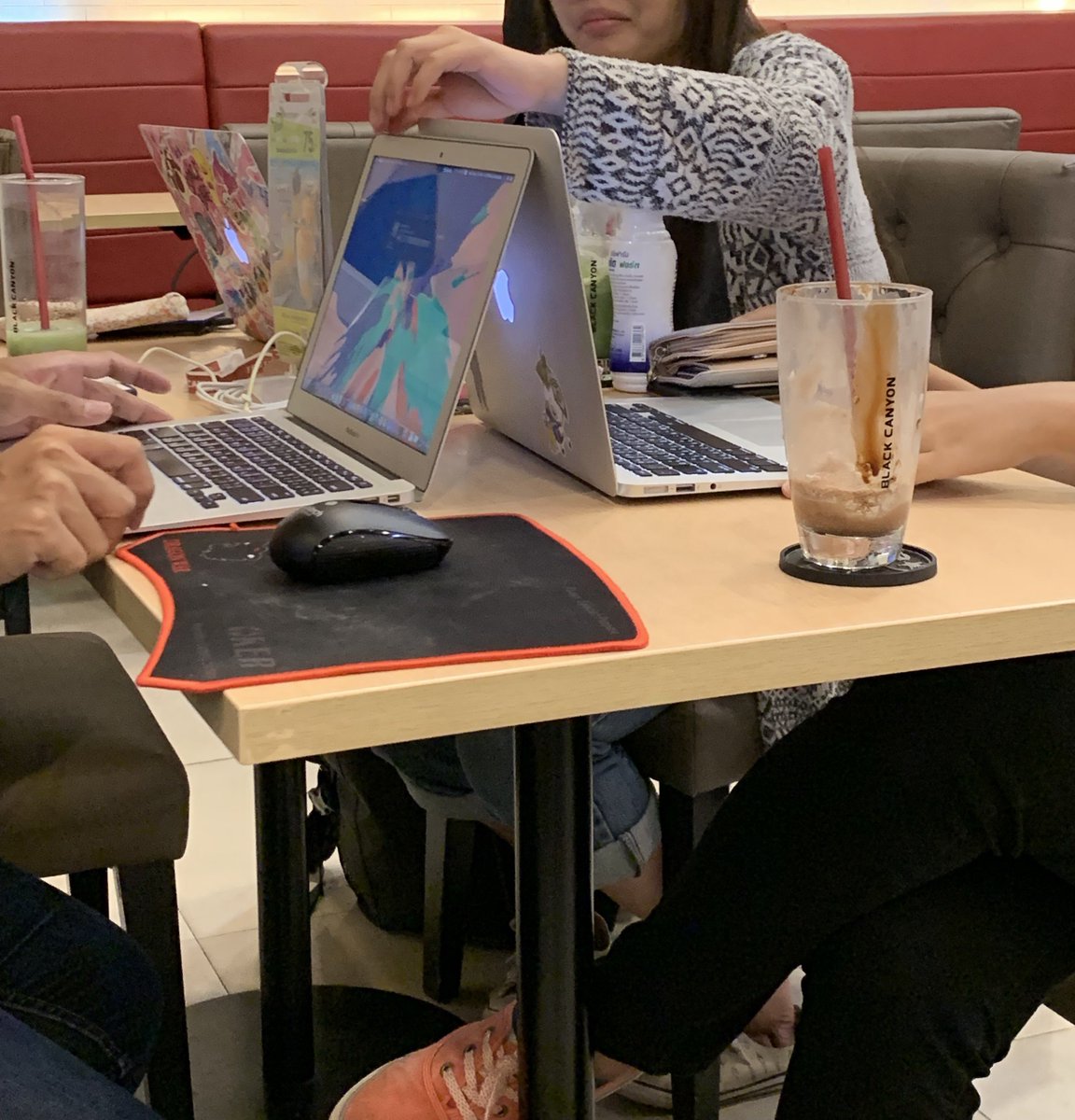 จริงเลยนะ
แต่จะบอกว่า…อยู่ที่สายงานจริง ๆ ครับ

ต้องไปดูว่า สายวิชาชีพนั้น เค้าใช้โปรแกรมอะไรครับ และมหาลัยไหนเค้าสอนอะไรยังไงใช้โปรแกรมอะไรบ้าง

อย่างผมสายวิทย์ฟิสิกส์ ทำวิจัยดาราศาสตร์
ทั้งของ มทส. และมช. สายนี้ ผมเห็นเค้าใช้ Mac กันหมดเลยนะ ช่วงที่ผมเรียน
 
ตอนนั้นผมใช้