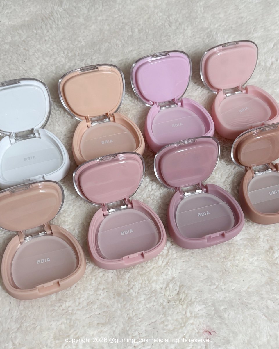 요렇게 블러셔 밑을 들어주면 실리콘 퍼프가 나오는데요!

제가 생각했을때 초보자분들이 크림/멜로우 타입 블러셔를 어려워하는 이유=양조절 이거든요.

여러 툴을 써봤는데, 실리콘으로 했을때 딱 얇게 한겹 픽업돼서 쉽게 바를 수 있었답니다.

+타래로 한마디만 더할게요.