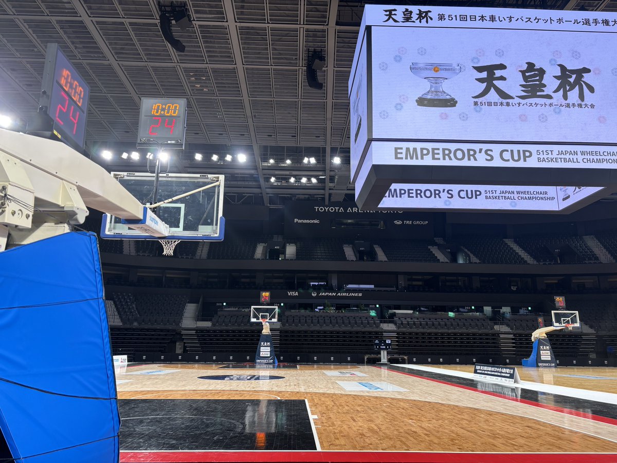 JWBF_OFFICIAL's tweet photo. ♿＊＊＊＊＊＊＊＊＊＊
天皇杯 第51回
日本車いすバスケットボール
選手権大会
＊＊＊＊＊＊＊＊＊＊🏀

あす3/6（金）のベンチ位置予定を
ご案内します。

推し選手や、推しクラブの応援はベンチ裏から！
という方も多いはず。

＜Aコート＞
黒と赤で囲われたコートで、
「天皇杯」のセンターサークルシートが
貼り付けてあります。

＜Bコート＞
木目のシンプルな床面で、
掲揚された国旗や主催者旗に
近い方のコートです。

#車いすバスケ　#天皇杯