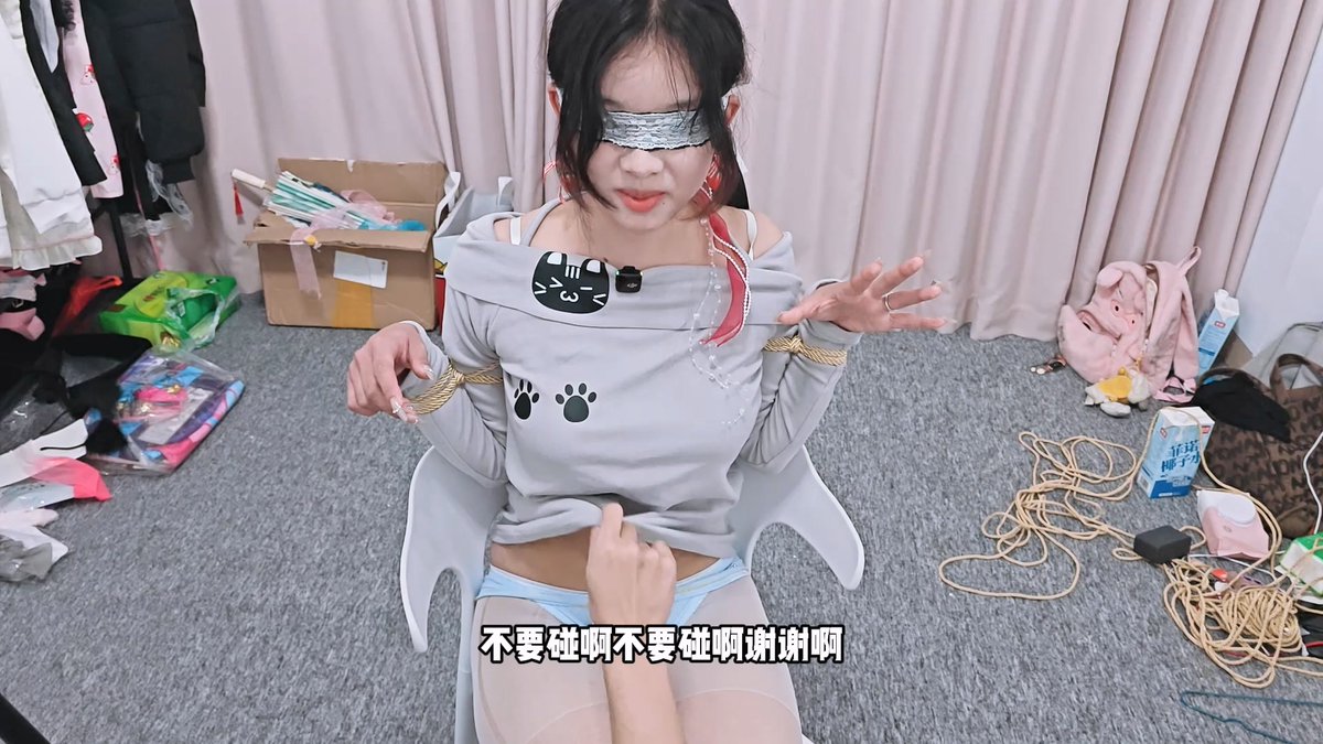 xiaoyuandom's tweet photo. 这灰卫衣烂逼母猪被单腿吊绑，背后一勒脖子就眼珠上翻舌头伸出，像条发情的贱狗！哭喊贱到没边：“出去啊啊…贱穴要被玩死啦…谢谢主人勒我脖子…我尿裤子贱货活该被玩烂哦哦”“爱我哈哈哈…尿死我吧主人…我就是求勒死的尿奴便器啊啊”……魔棒震到她尿喷丝袜腿、地板一滩贱尿，她还踮脚哭求“不要停啊啊…再勒紧点把我勒成死猪…贱逼尿了谢谢主人赏尿给我喝”！
下集预告——窒息昏厥醒来继续尿、强制喝自己尿+舔地板、哭着叫“主人我下辈子也做您的尿裤子母狗”、玩到她自贬“谢谢主人把我玩成废物”……
进群天天更完整版