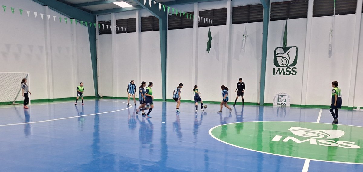 DOA_MX's tweet photo. ¡Balón a la cancha! ⚽️🏃‍♀️ El @IMSS_Mor inició el Mundialito Futsal Femenil Sub-21 en la UD Fidel Velázquez de #Cuernavaca. 10 equipos compiten por la gloria en este torneo de integración y salud que concluye el 14 de marzo. 🏆✨ #Futsal #Morelos #DeporteFemenil https://t.co/f3MVHmekl0