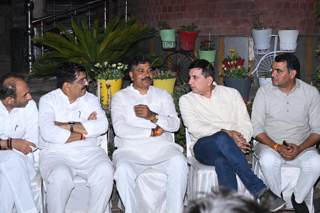 राजस्थान विधानसभा में हमारे नेता प्रतिपक्ष <a href="/TikaRamJullyINC/">Tika Ram Jully</a> जी की माताजी के निधन पर आज उनके पैतृक गाँव स्थित निवास स्थान पहुंचकर दिवंगत पुण्यात्मा को श्रद्धांजलि एवं शोकाकुल परिजनों को सांत्वना प्रदान की।