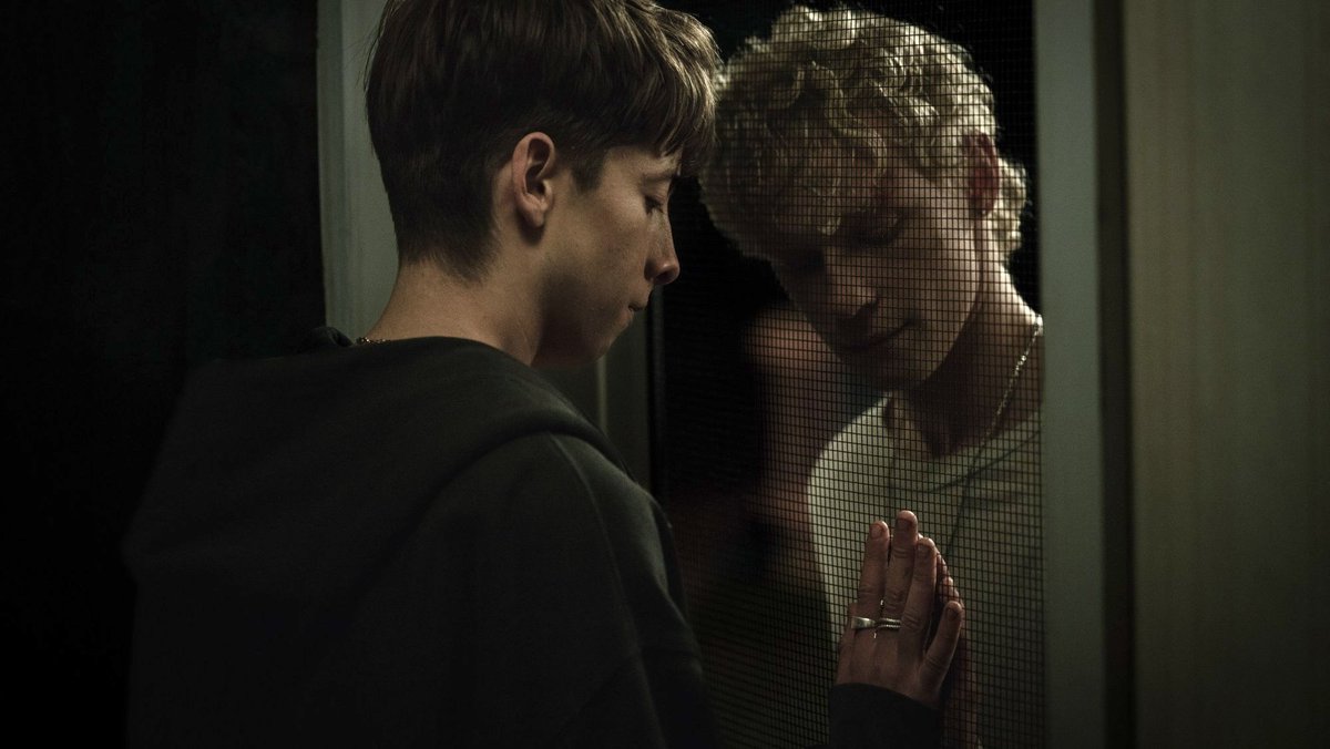 portalmedoo's tweet photo. LEVITICUS, novo filme de terror queer segue sendo um dos filmes mais aclamados de 2026 

Na trama, dois novinhos devem escapar de uma entidade violenta que assume a forma da pessoa que eles mais desejam pegar – um o outro. https://t.co/y95xx6u5zO