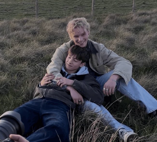 portalmedoo's tweet photo. LEVITICUS, novo filme de terror queer segue sendo um dos filmes mais aclamados de 2026 

Na trama, dois novinhos devem escapar de uma entidade violenta que assume a forma da pessoa que eles mais desejam pegar – um o outro. https://t.co/y95xx6u5zO