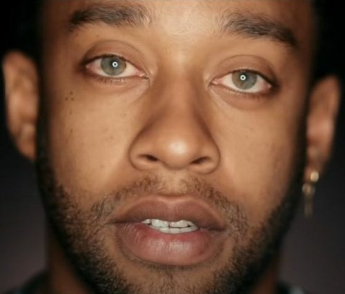 Un poquito nomás me acerqué al centro y vi 3 impresiones blanco y negro de Netanyahu en primer plano ASÍ y no llegue a ver si era a favor o en contra pero que jumpscare que fue