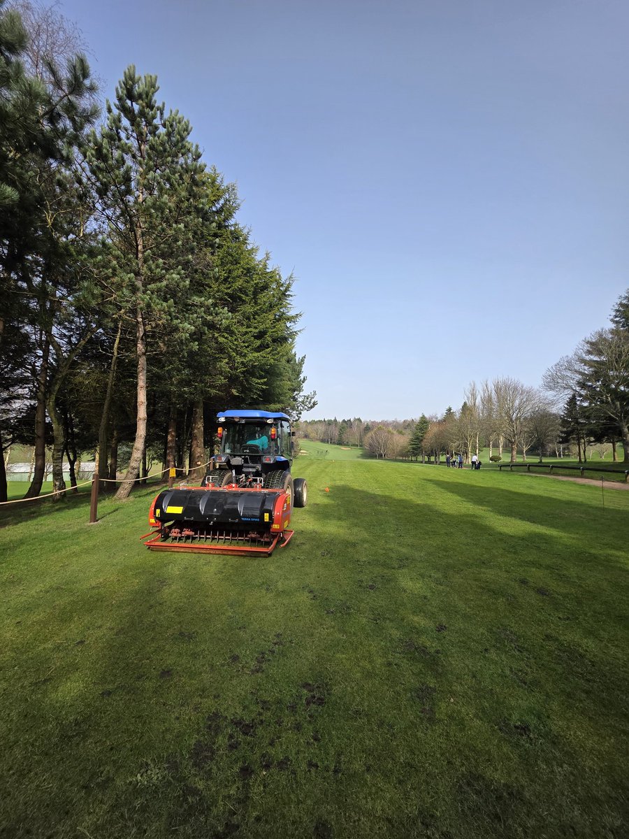 BromsgroveGK's tweet image. Taking advantage of the weather and making a start on spring renovations by verti draining tee boxes with 20mm tines at a depth of 10 inches 
#renovations #wiedenmann #Golf #aeration