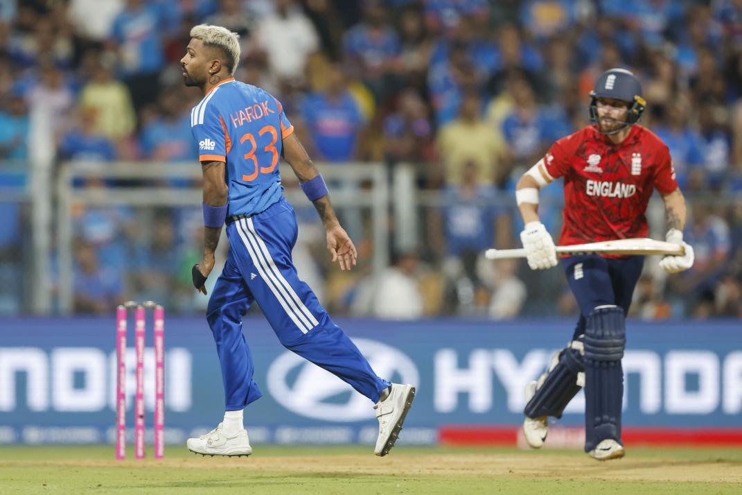 BCCI's tweet photo. Talk about an entrance! 🔥

First ball, first wicket for Hardik Pandya 🫡

A massive breakthrough for #TeamIndia! 🇮🇳

Updates ▶️ https://t.co/LxSBs3EDPx

#T20WorldCup | #MenInBlue | #ENGvIND https://t.co/6DxwqreUTM