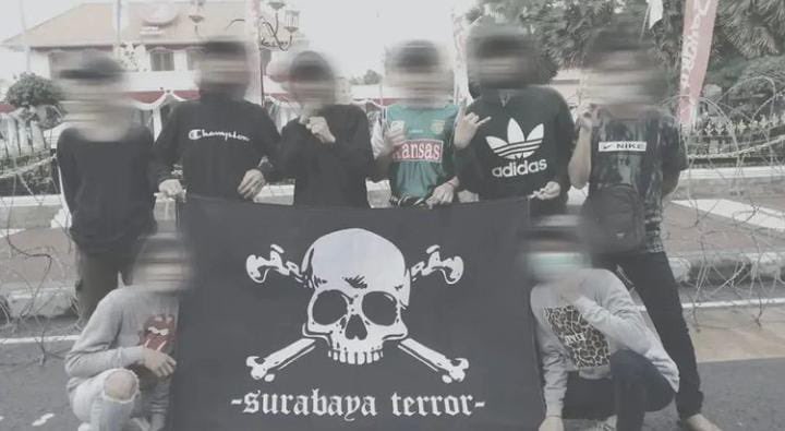 FYI aja nek bonek yg baju putih itu memang sewaan dari Surabaya terror 

Apa buktinya?
tuh pake tengkorak yg sama 🫵🏻🫨