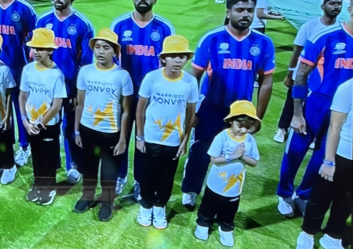 Honest_Cric_fan's tweet photo. She  doesn't even know how to stand for the national anthem. 

I request BCCI not to disrespect our national anthem by bringing immature children during the match. https://t.co/OHRfm2OhyV