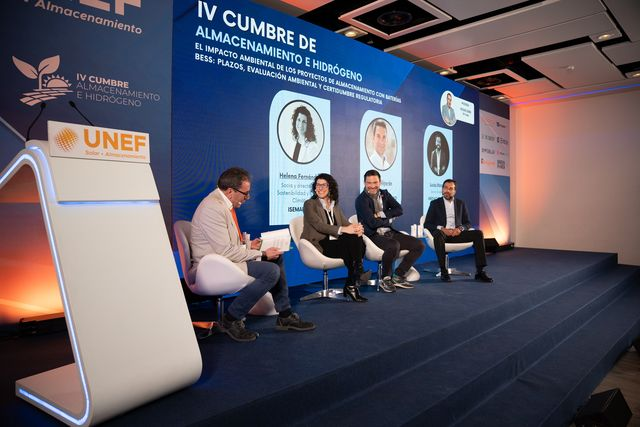 UNEFotovoltaica's tweet photo. Analizamos la gestión del impacto ambiental de los proyectos de almacenamiento con baterías BESS, con la moderación de @AntonioQuilis #OKGreen @okdiario y el análisis de Helena Fernández #ISEMAREN, Jesús Alijarde #ÍberSostenibilidad y Lucas Monsalve #MediaciónVerde https://t.co/aqCRGOISeA